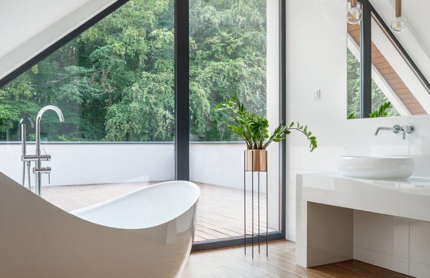 elegan kucuk full camli aydinlik kuvetli modern banyo tasarimi