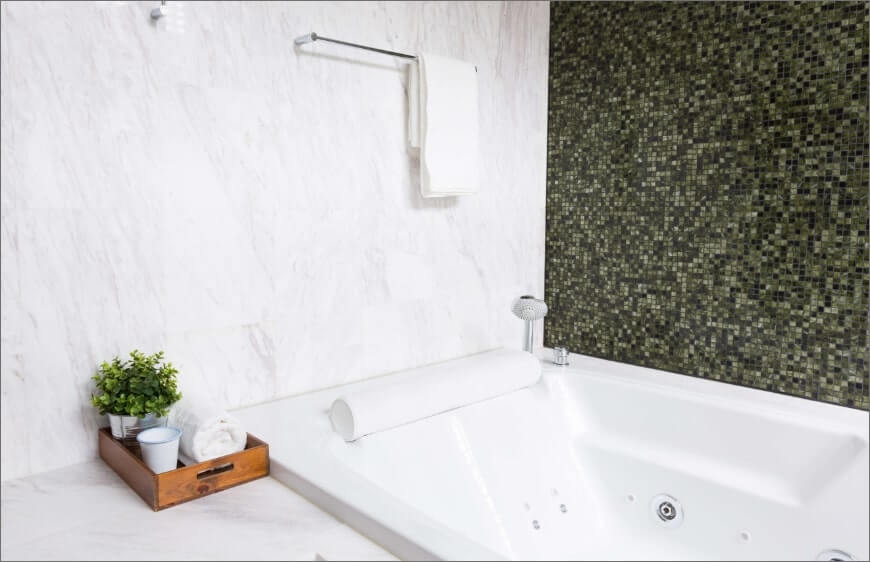 banyoda yuzeylerde gri damarli beyaz mermer gorunumlu seramik ve koyu renk mozaik gorunumlu karo kullanimi