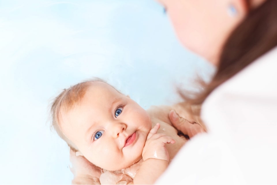 banyo yapan sarisin mavi gozlu bebek gorseli