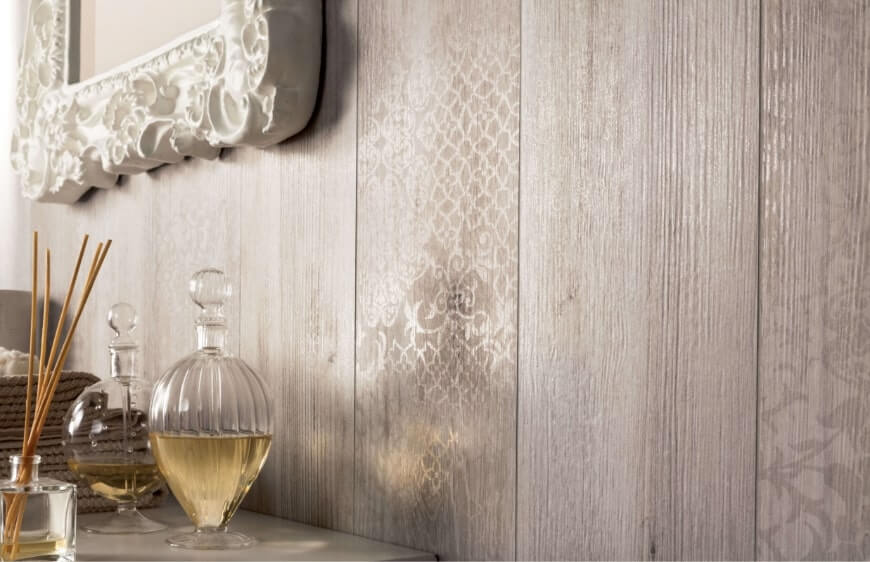 klasik stil motifli ahsap gorunumlu duvar kagidi kaplamasi, ayna cercevesi ve aksesuarlar