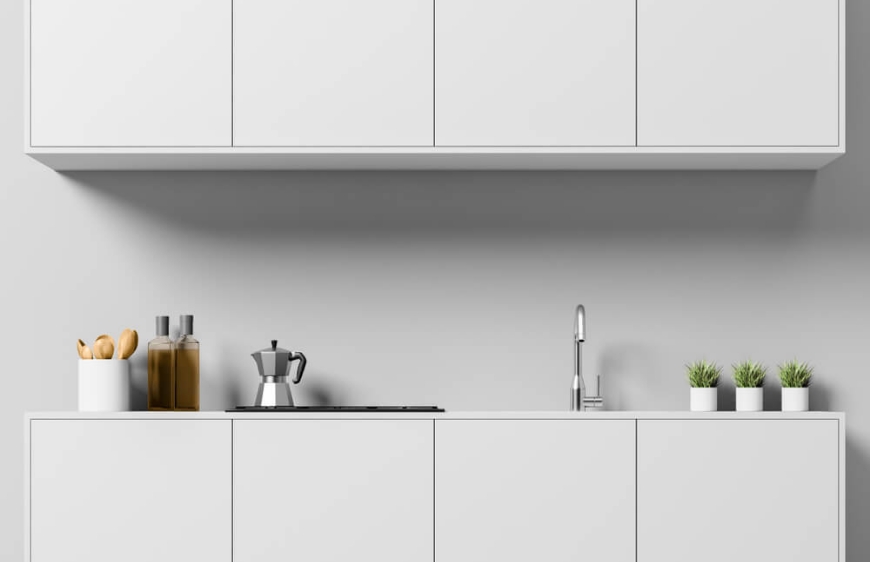 yakin plan beyaz ve minimal mutfakta parlak gri tezgah arasi boya