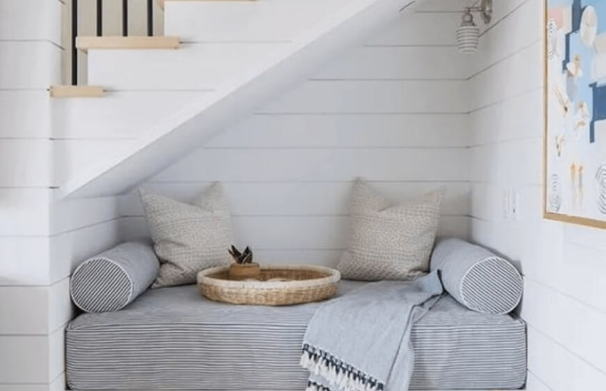 merdiven altinda sofa ve minderler ile cozy konforlu bir kose tasarimi