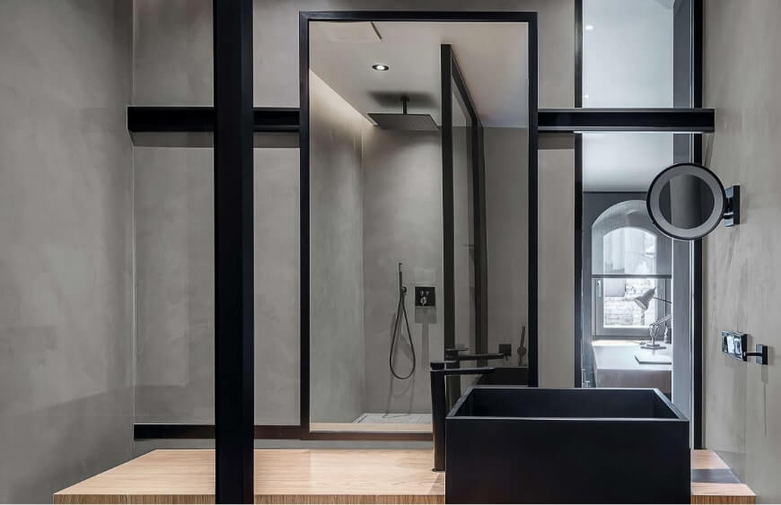 banyoda dus alaninda siyah metal profillerden struktur, siyah kare formlu lavabo, siyah armatur ve ahsap kutle lavabo tezgahi 