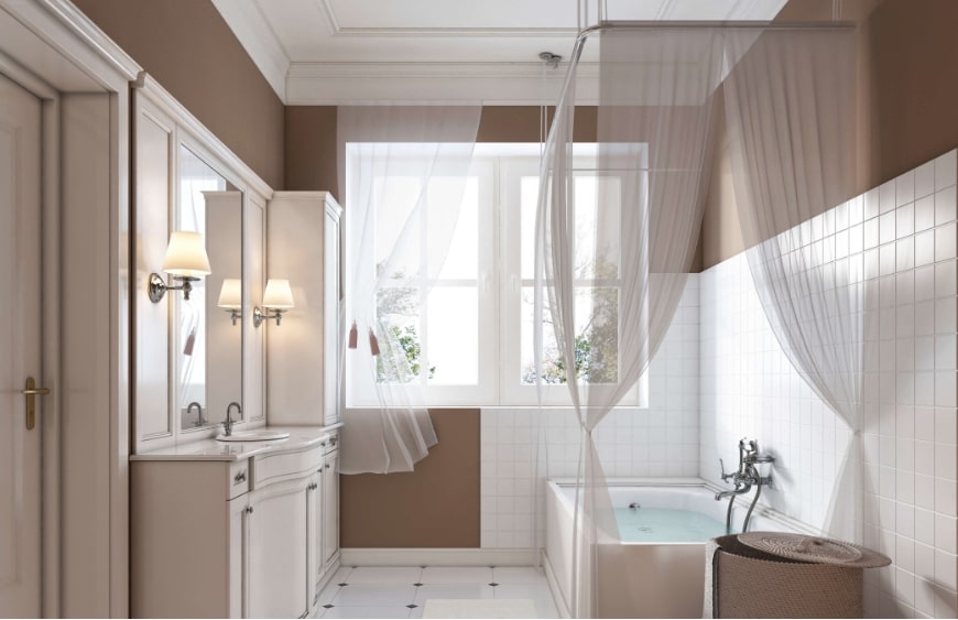 klasik vintage beyaz banyo mobilyalarinin kullanildig banyoda tul perdeler kahverengi duvar boyasi ve beyaz kare duvar karosu