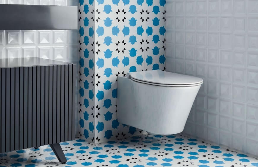 bohem tarz banyoda siyah beyaz mavi motifli klozet arkasi duvar ve zemin karosu dosemesi