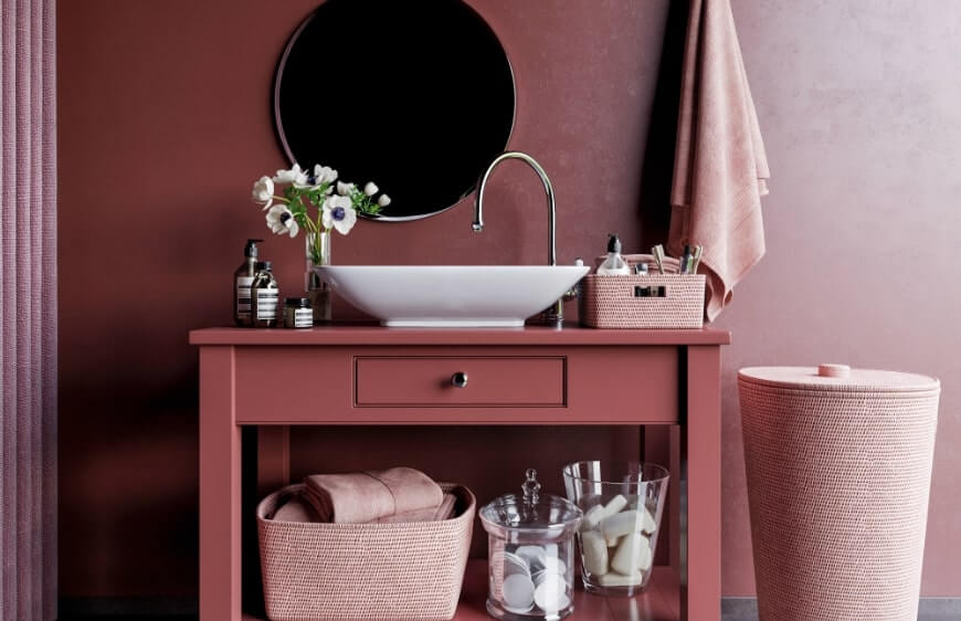 sakura ve congo pembe tonlari lavabo tezgahi uzeri kare formlu vitrifiye ve pastel tonlarda aksesuarlar